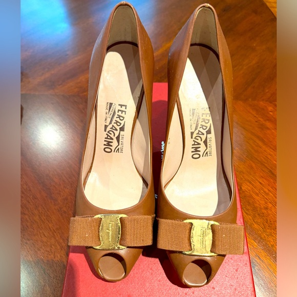 Never worn Authentic Salvatore Ferragamo Vara shoes sz 6.5US - Picture 2 of 7